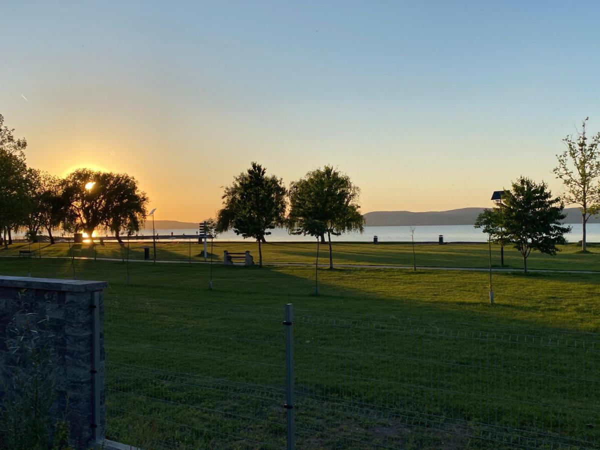 Premium Lelle Waterfront Resort Bonnie Balatonlelle Exterior foto