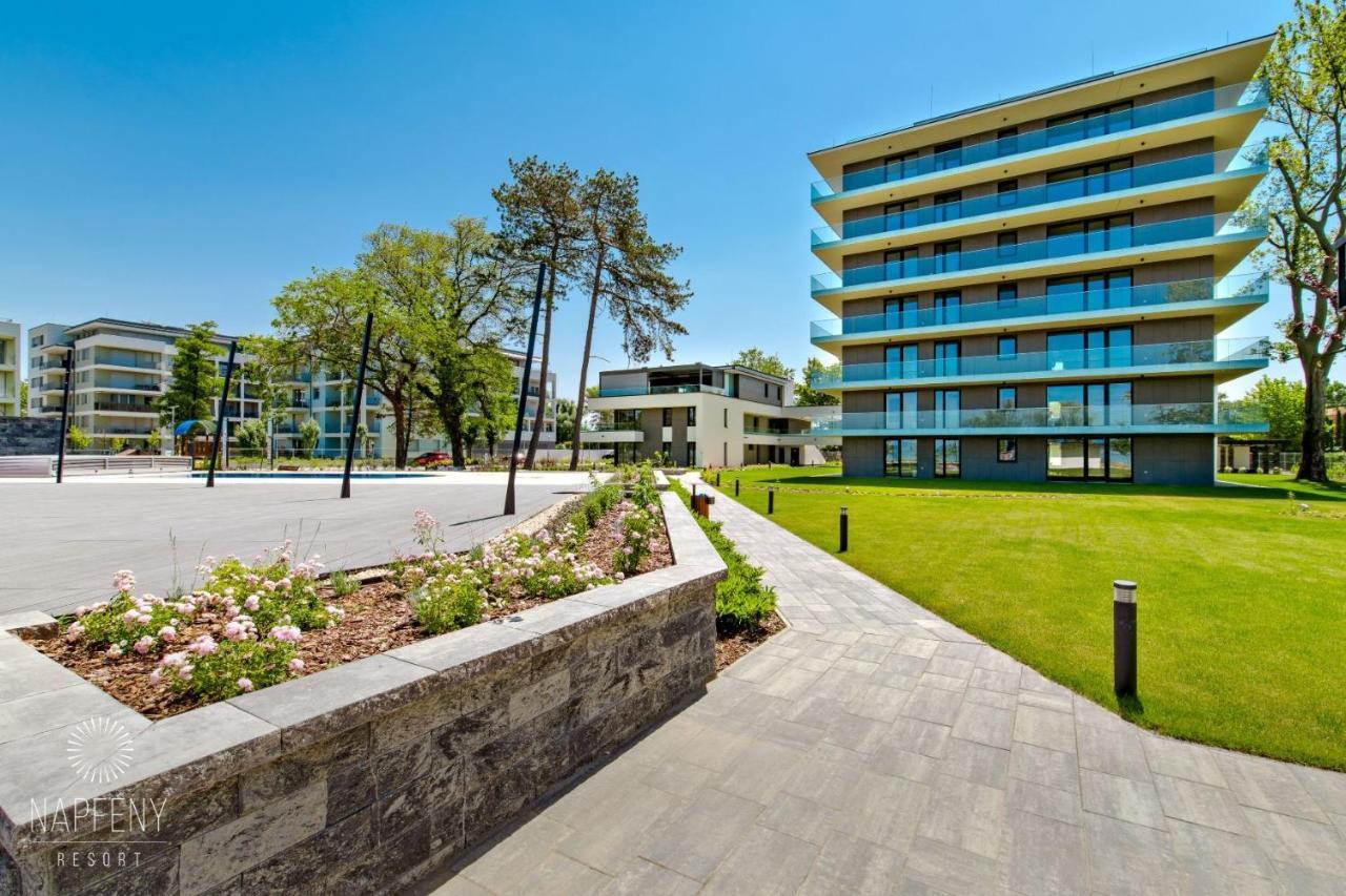 Premium Lelle Waterfront Resort Bonnie Balatonlelle Exterior foto